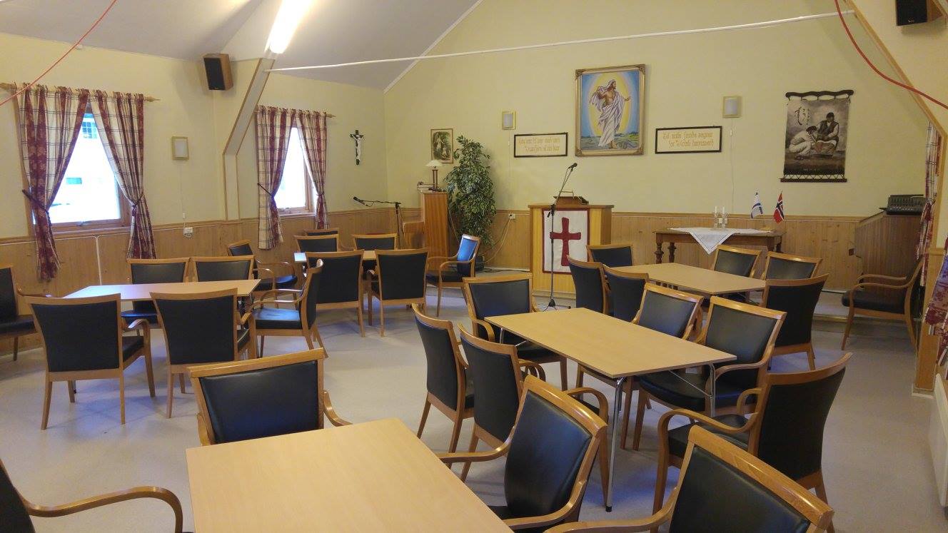 Møtesal med bord og stoler